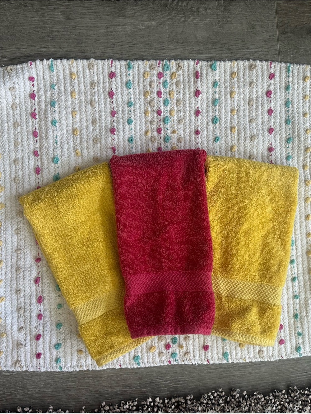 Set Threshold Bath Mat Yellow, Teal, Fuchsia and Cream Accents & 3 Hand Towels